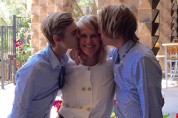 Kids kissing their mom
